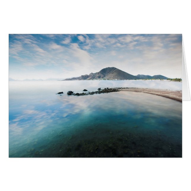 El cielo azul nublado se refleja en el lago (Anverso (Horizontal))