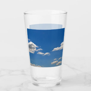 El cielo es azul y las nubes blancas están pasando