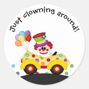 El coche del payaso puntea al pegatina del niño