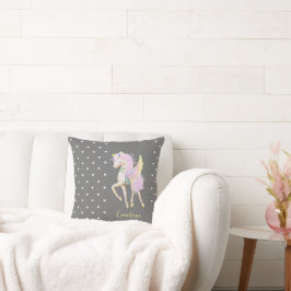 El Cojín decorativo cuenta con un lindo unicornio.
