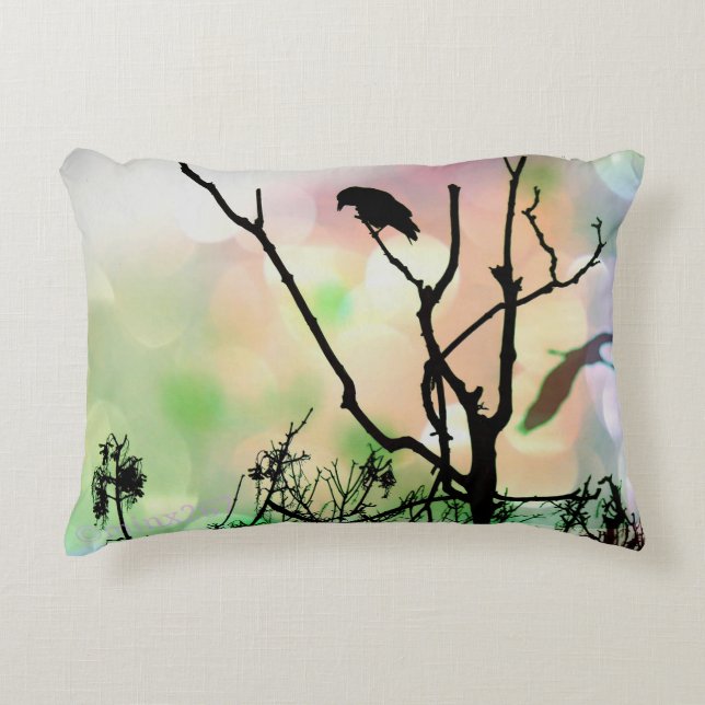 El Cojín decorativo solitario de los cuervos (Anverso)