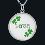 El collar de amor irlandés St. Patrick's Day<br><div class="desc">Un encantador collar para tu chico irlandés o tu lisa irlandesa. Un collar que se puede usar todos los días del año y no sólo en el Día del El día de San Valentín o el Día de San Patricio. También un muy buen favor de boda.</div>