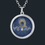 El collar de la dama de honor de la pluma de pavo<br><div class="desc">El collares de regalo de la encantadora dama de honor con gráficos de fondo azul damasco,  con una decoración de plata floreciente,  arco azul,  perla y pluma pavo real. Gran idea de regalo para un boda con temática de pavo real. Productos bodas a juego disponibles.</div>