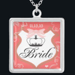 El collar de la novia<br><div class="desc">Boda Keepsake Wedding Party Necklaces - para cambiar el color de fondo - haga clic en personalizar - haga clic en editar - seleccione la última herramienta en el menú desplegable y elija uno de los colores mostrados o introduzca el código rgb hex para su color de boda personalizado -...</div>