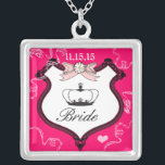 El collar de la novia<br><div class="desc">Boda Keepsake Wedding Party Necklaces - para cambiar el color de fondo - haga clic en personalizar - haga clic en editar - seleccione la última herramienta en el menú desplegable y elija uno de los colores mostrados o introduzca el código rgb hex para su color de boda personalizado -...</div>