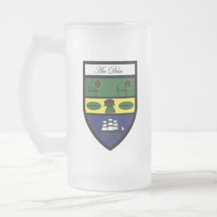El condado abajo trazan y las tazas del escudo