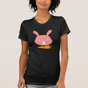 El conejito muerde la camiseta