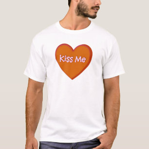 El corazón del caramelo rojo me besa la camiseta