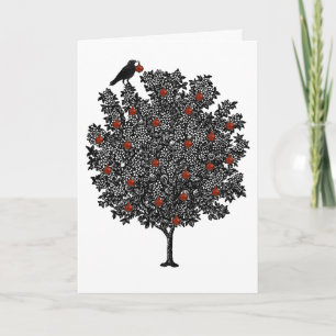 El cuervo adorna el árbol de navidad