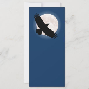 El cuervo volador con la luna detrás