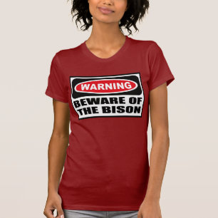 El cuidado SE GUARDA de la camiseta oscura de las