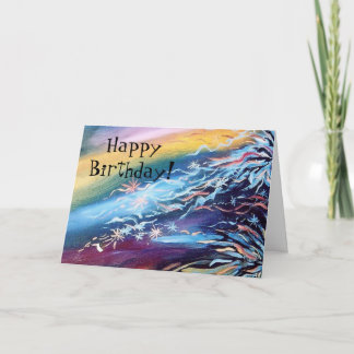 El cumpleaños mira al trasluz la tarjeta