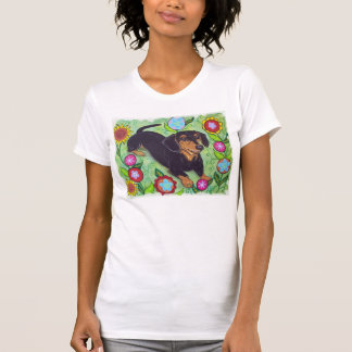 El Dachshund feliz en jardín florece la camiseta