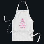 El delantal lindo para las mujeres el | guarda<br><div class="desc">El delantal lindo para las mujeres el | guarda calma y besa la plantilla adaptable del cocinero el | con las letras rosadas y corona. Guarde la parodia tranquila. Idea linda del regalo para las mamáes el Día de la Madre.</div>