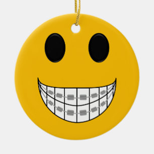 El dentista apoya el ornamento
