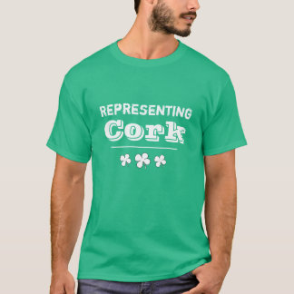 El día de St Patrick, la camiseta verde de los
