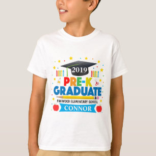 El día pasado del muchacho de camiseta graduada d