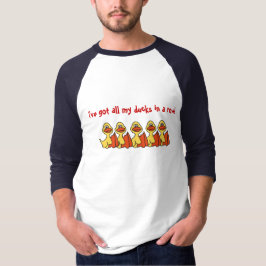 El dibujo animado divertido AA Ducks en una camisa