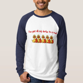 El dibujo animado divertido AA Ducks en una camisa