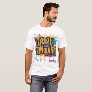 **El diseño de la camiseta incluye la frase "Trot