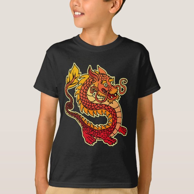 El dragón chino rojo embroma la camiseta oscura (Anverso)