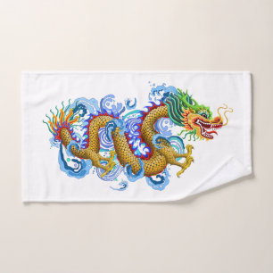 El dragón de oro con agua salpica la toalla