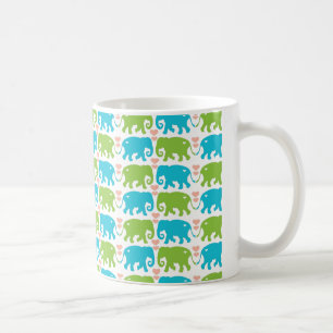 El elefante abraza la taza de café