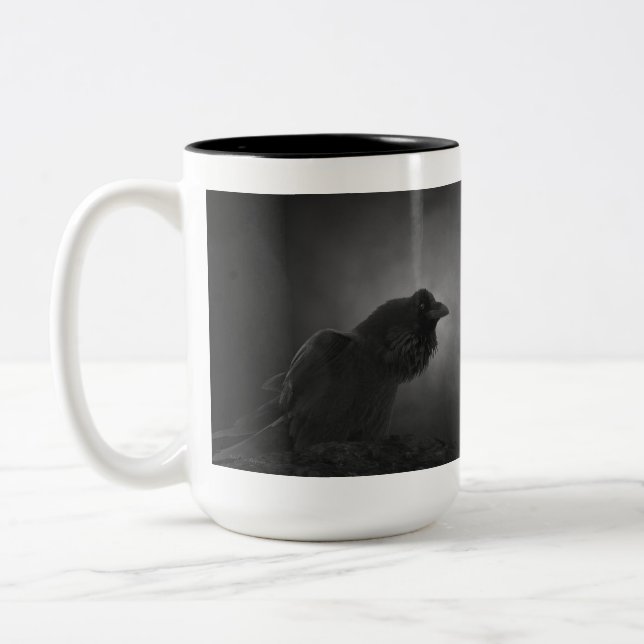 El escuchar y travesura, taza del cuervo del (Izquierda)