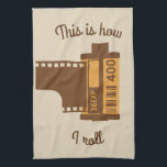 El éste de Photagrapher es cómo ruedo la toalla de<br><div class="desc">Esta toalla de cocina es perfecta para los fotógrafos y los shutterbugs de la escuela vieja que prefieren cámaras de la película las digitales. Ofrece un ilustracion de un rollo pasado de moda de la película de 35 milímetros y el mensaje, "esto es cómo ruedo" en tipo retro del estilo....</div>