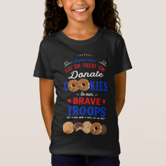 El explorador dona las galletas a la camisa de las
