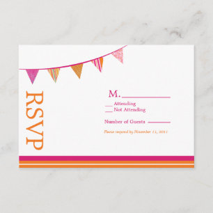 El fiesta señala la tarjeta de RSVP por medio de