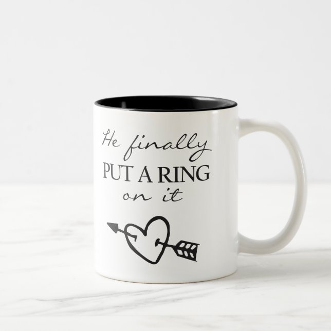 Él finalmente puso un anillo en él taza (Derecha)