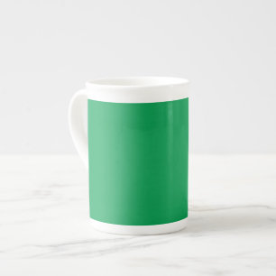 El fondo verde de la hierba en una taza