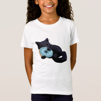 El gatito que come el buñuelo embroma la camisa