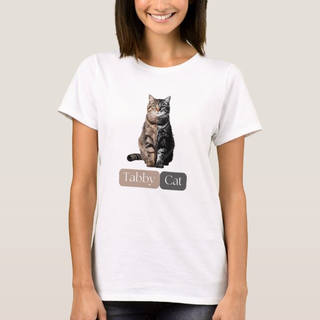 El gato de Tabby abraza el encanto de la camiseta  (Anverso)