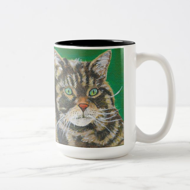 El gato de Tabby, la taza linda dos del gatito (Derecha)