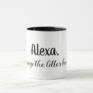 El gato divertido asalta la taza del amante del