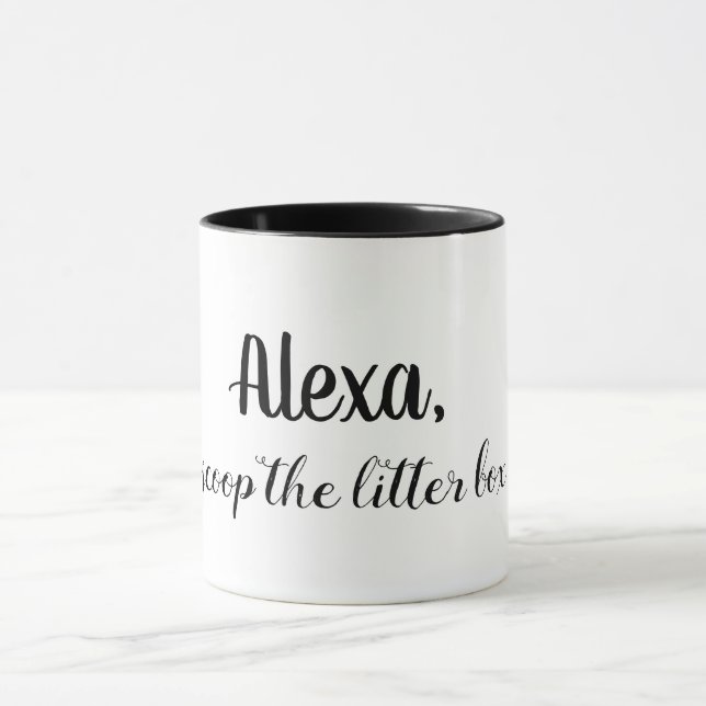 El gato divertido asalta la taza del amante del (Centro)