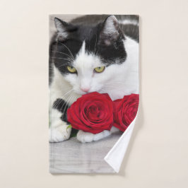 El gato lindo con la rosa roja