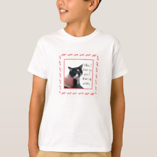 El gato lindo del smoking piensa en las camisetas
