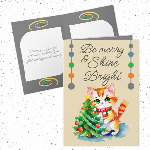 El gato lindo y el árbol de Navidad son grises ale