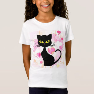 El gato negro del chica con la camiseta rosada de