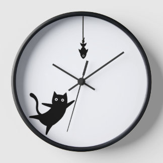 El gato negro del reloj de pared atrapa un pez