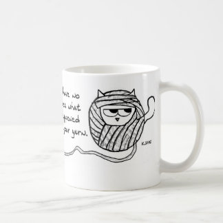 El gato roba su hilado - taza de café divertida