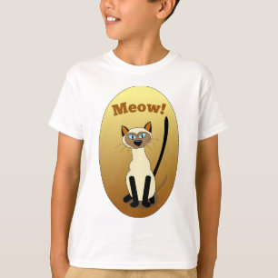 El gato siamés embroma la camisa