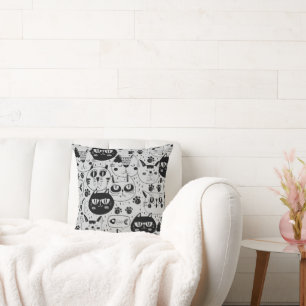 El gato silencioso se enfrenta al almohada