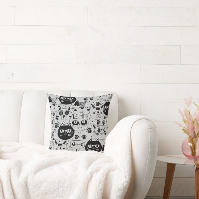 El gato silencioso se enfrenta al almohada (Sofá)