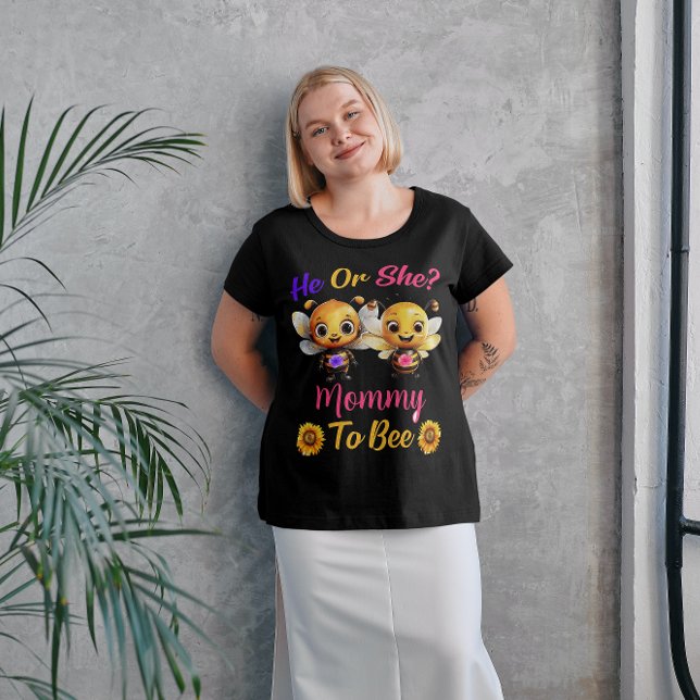 El género revela que él o ella mamá se va a besar (He or She Mommy to Bee Plus Size Dark T-Shirt)