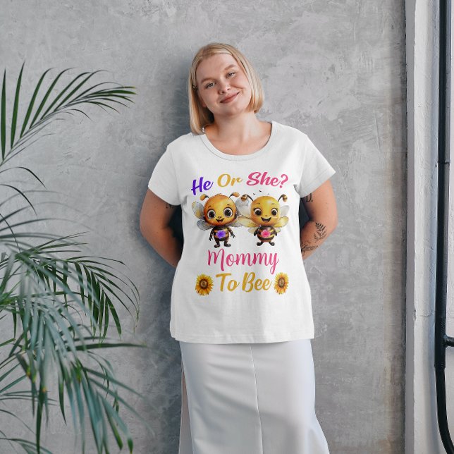 El género revela que ella o ella mami se vuelven b (He or She Mommy to Bee Plus Size White T-Shirt)