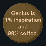 El genio es 1% de inspiración y 99% de imán<br><div class="desc">Este imán ofrece una visión única de una cita antigua. Mantén tu sudoración. ¡Tomaré café! Si estás de acuerdo con ese sentimiento, este es el imán para ti. El diseño presenta un fondo café marrón con una escritura de color crema, que dice: "El genio es 1% inspiración y 99% café"....</div>